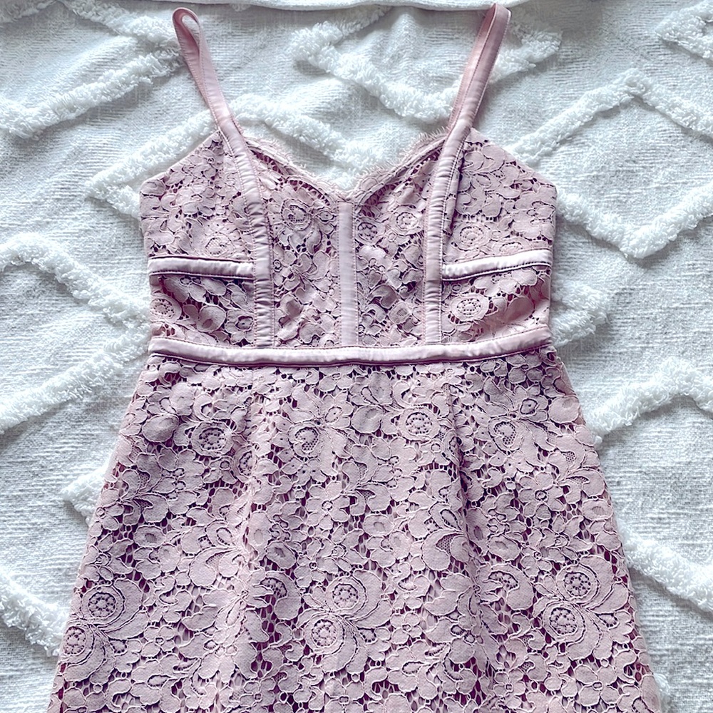 Light pink lace midi express dress